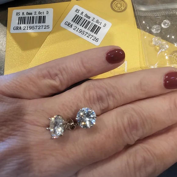 Elegant Moissanite stud earrings - Picture 2 of 6